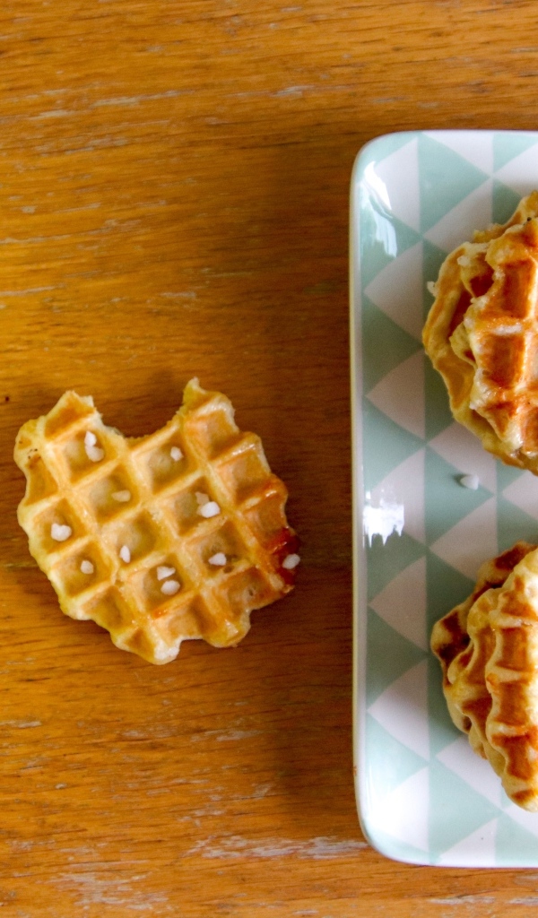 Сладкие вафли на столе с капучино