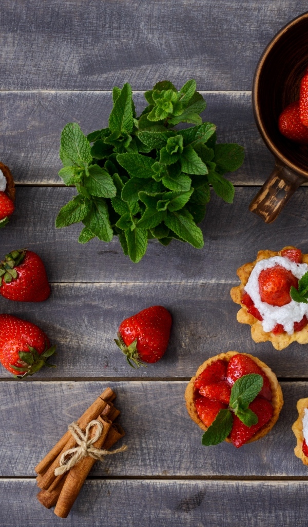 Тарталетки с кремом, ягодами клубники  и мятой