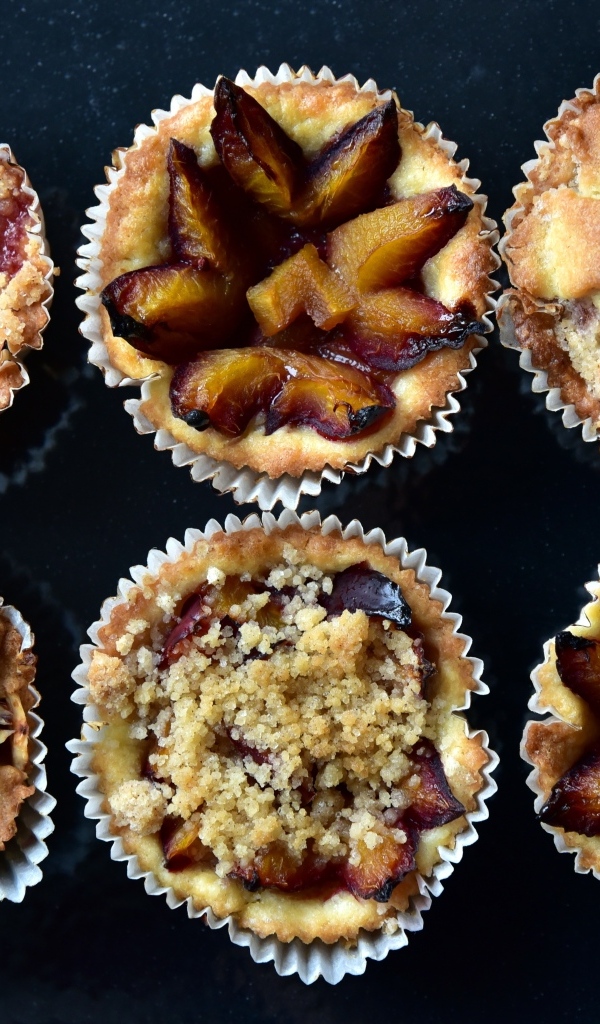 Тарталетки с фруктами на столе