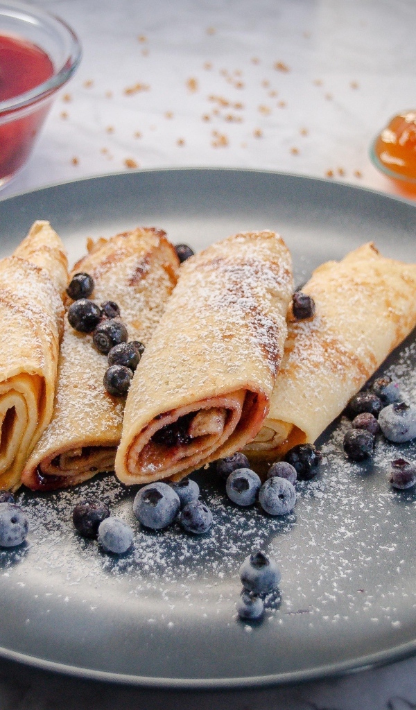 Тонкие блинчики с черникой и сахарной пудрой