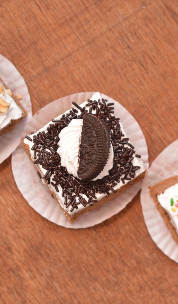 Три пирожных на деревянном столе