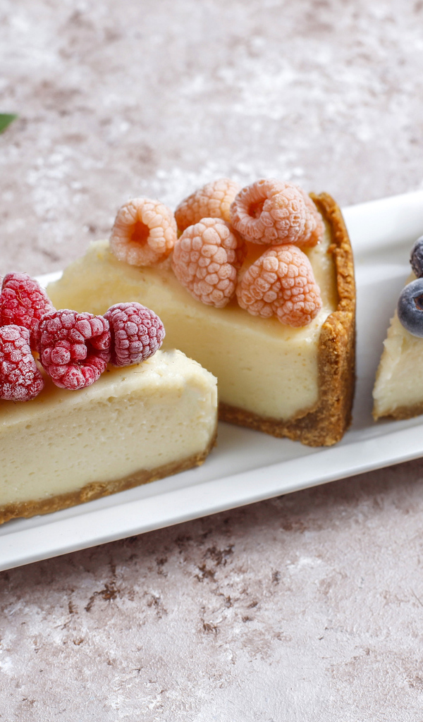 Три куска чизкейка с ягодами