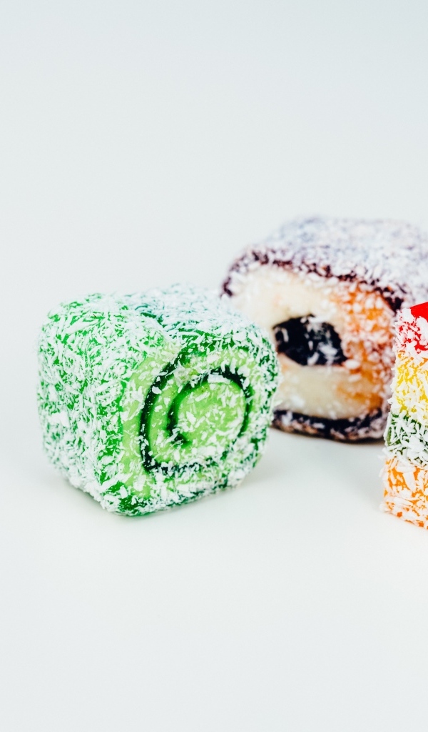 Десерт рахат лукум на сером фоне