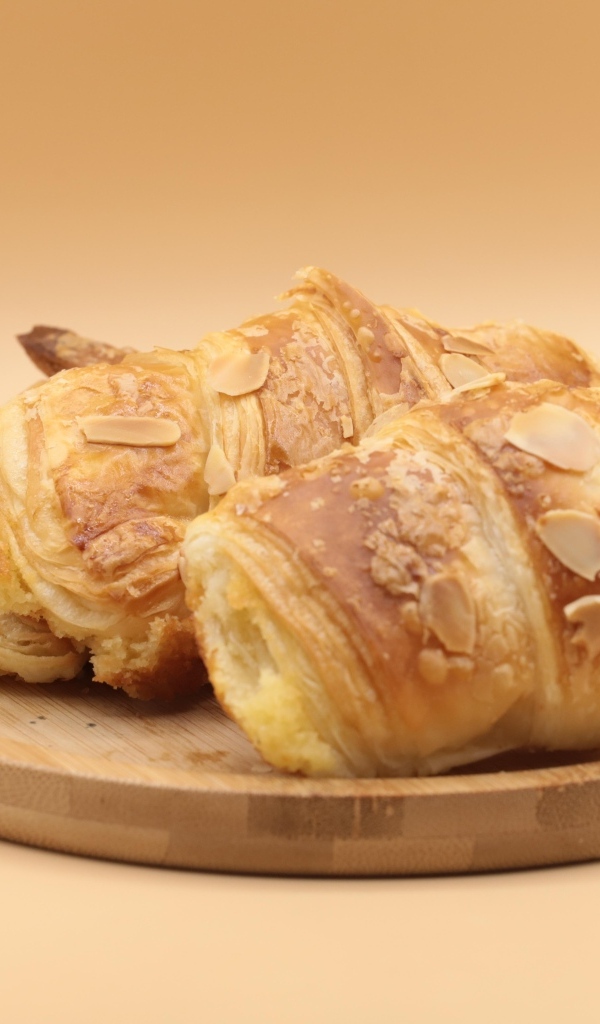 Два хрустящих круассана на доске