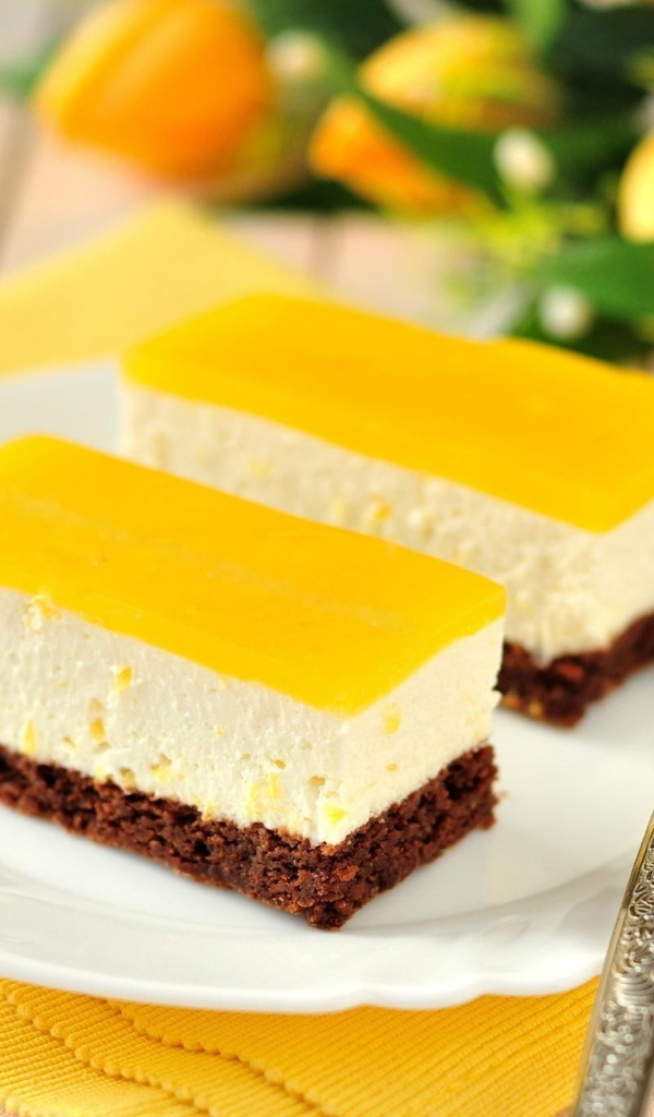 Два куска пирожного на тарелке