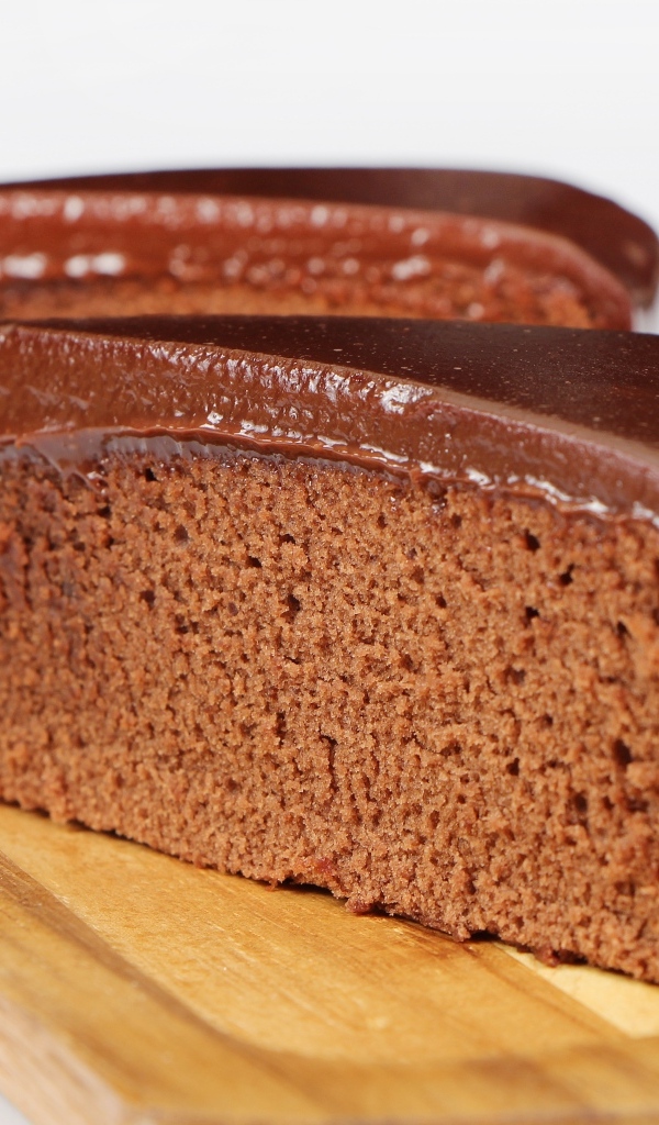 Два куска пирога с шоколадом на деревянной доске