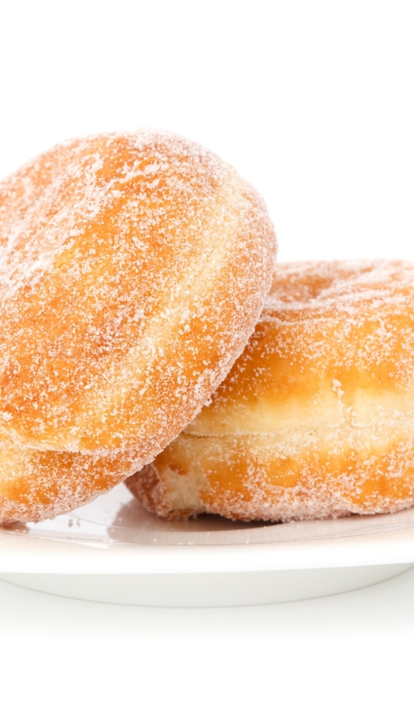 Два сладких пончика в сахарной пудре на белом фоне