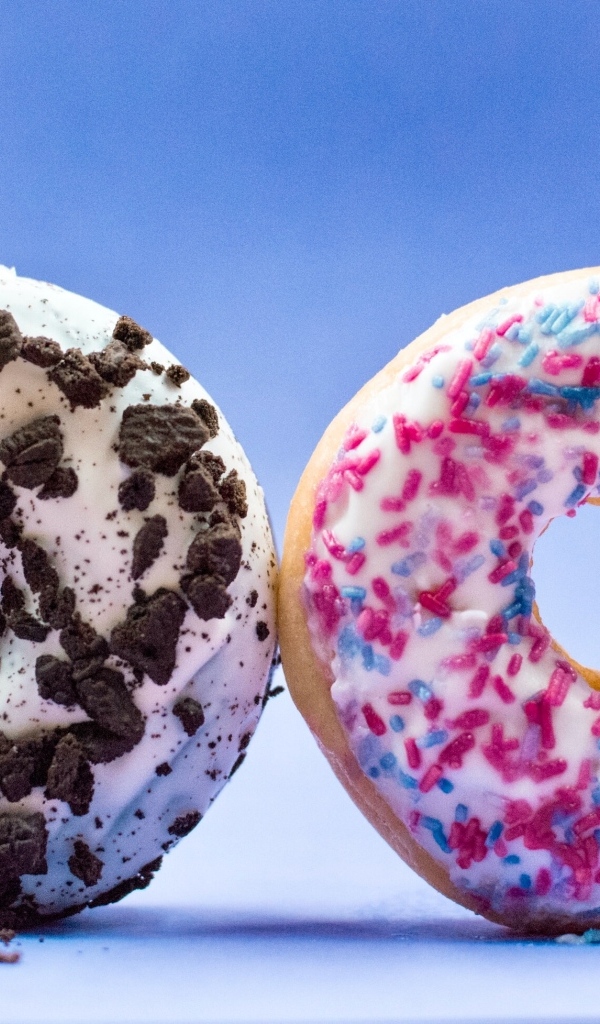 Два сладких пончика на голубом фоне