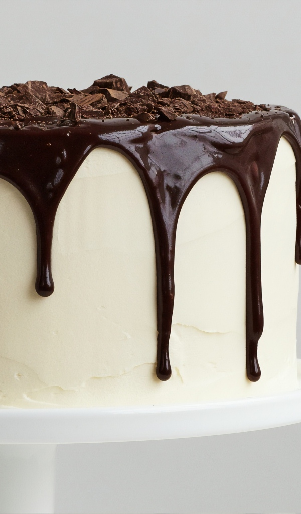 Белый праздничный торт с шоколадом