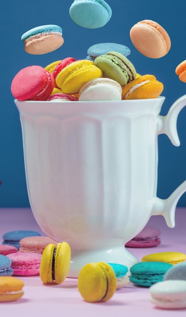 Белая чашка с десертом макарун