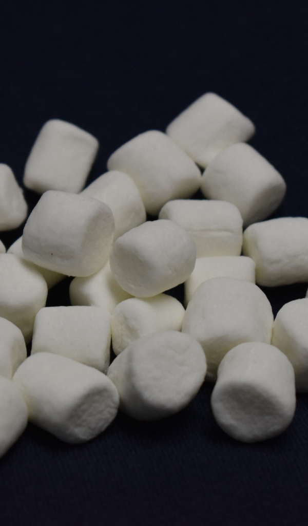 Белое маршмеллоу на черном фоне