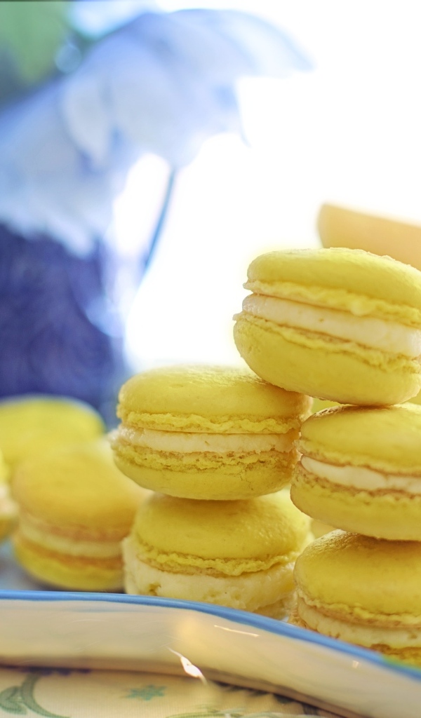 Желтый десерт макарун с кремом