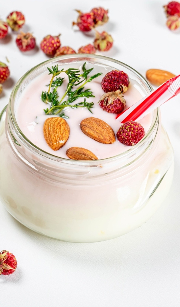 Йогурт с миндальными орехами и ягодами земляники
