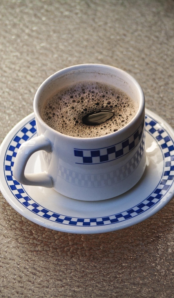 Красивая чашка ароматного кофе на столе