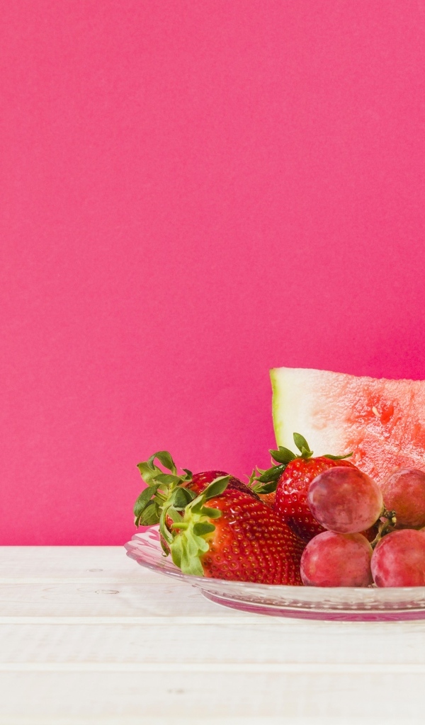 Ягоды на розовом фоне с коктейлем