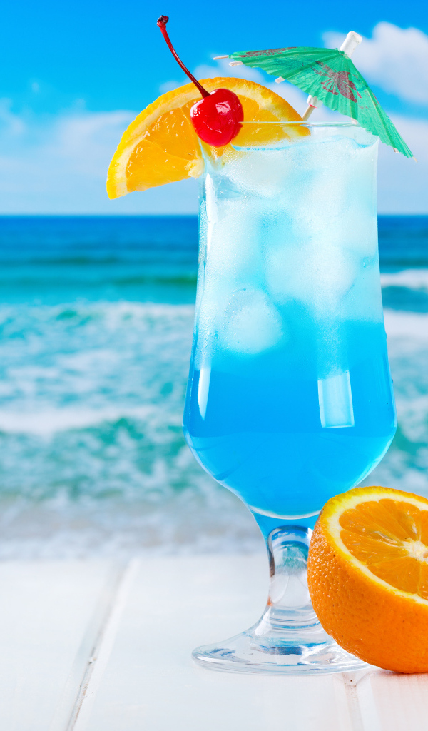 Голубой коктейль со льдом и половинкой апельсина