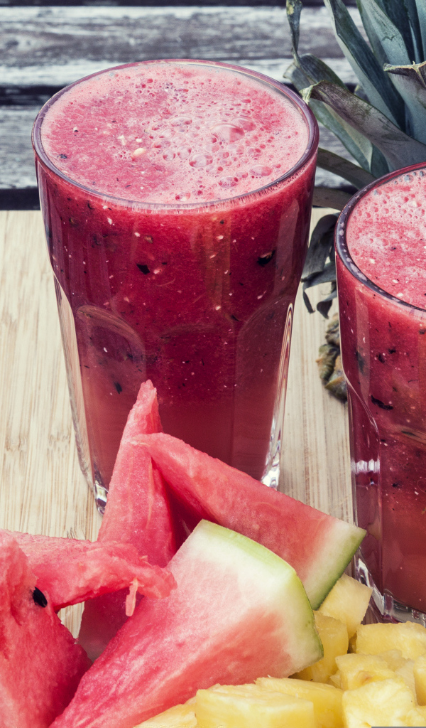 Коктейль на столе с кусочками арбуза и ананаса