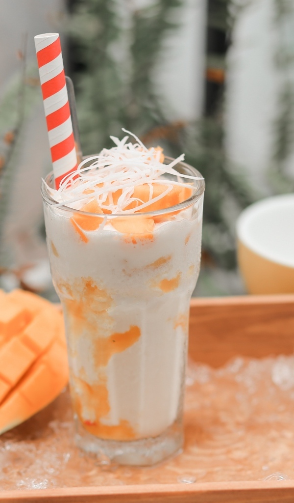 Коктейль с манго в стакане на столе