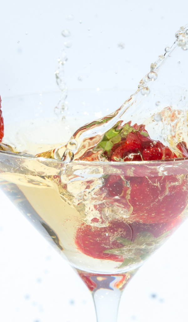 Коктейль с ягодой клубники на белом фоне