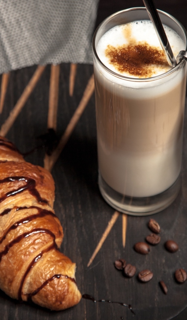 Кофе с круассаном на доске