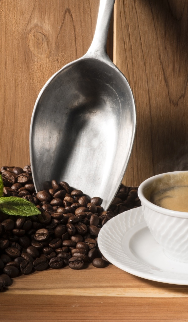 Чашка кофе на столе с ароматными зернами