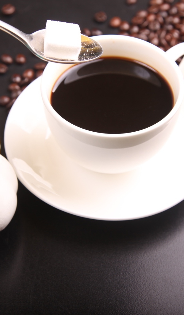 Чашка кофе на столе с молоком и сахаром