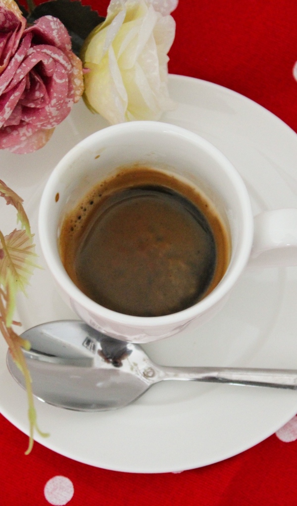 Чашка кофе на столе с цветами розы