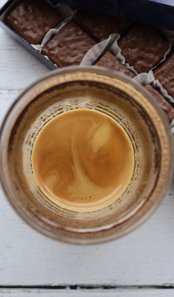 Чашка кофе с шоколадными конфетами