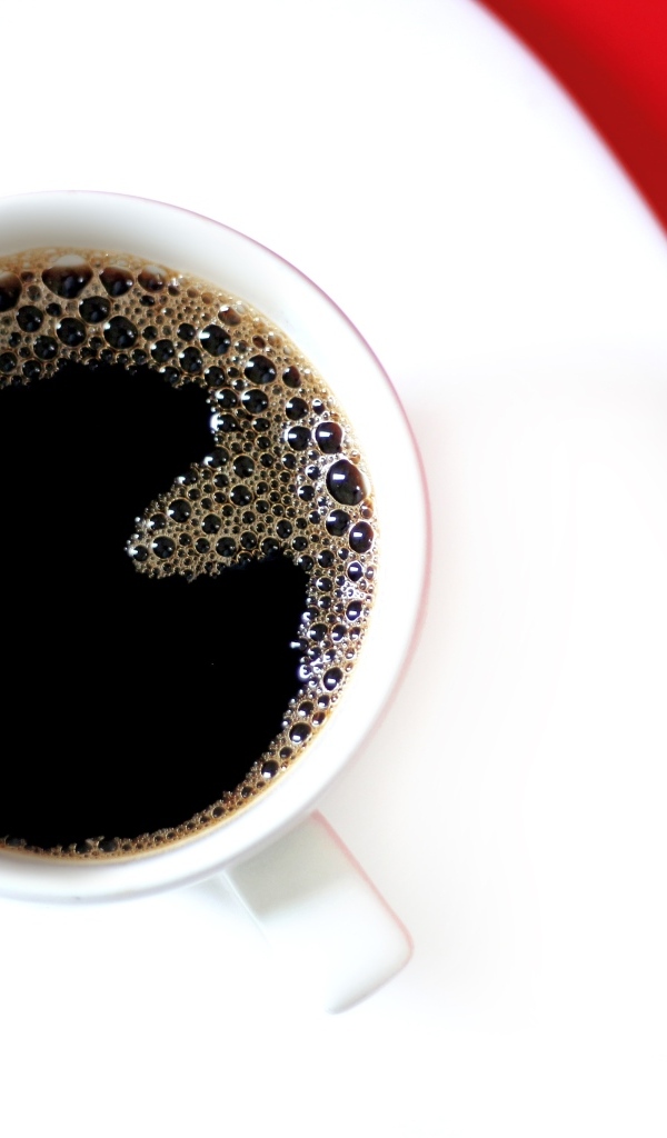 Чашка горячего черного кофе на столе 