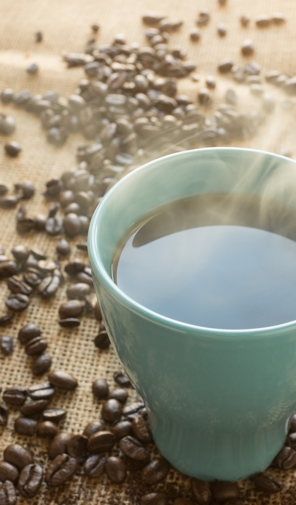 Чашка горячего кофе с зернами
