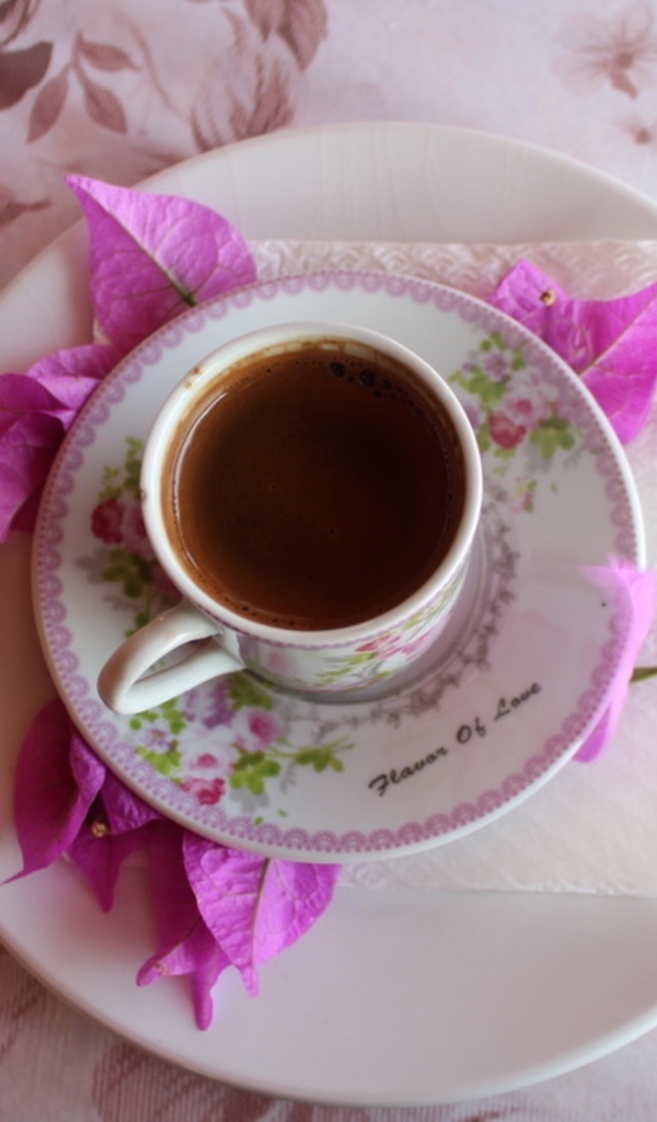 Чашка чая на тарелке на столе