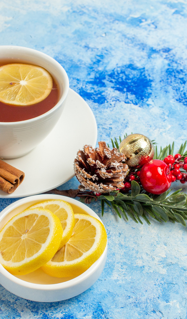 Чашка чая на столе с лимоном и медом