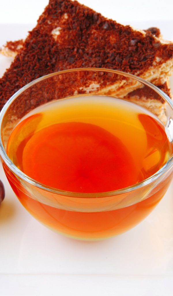 Чашка чая с тортом и ягодами черешни