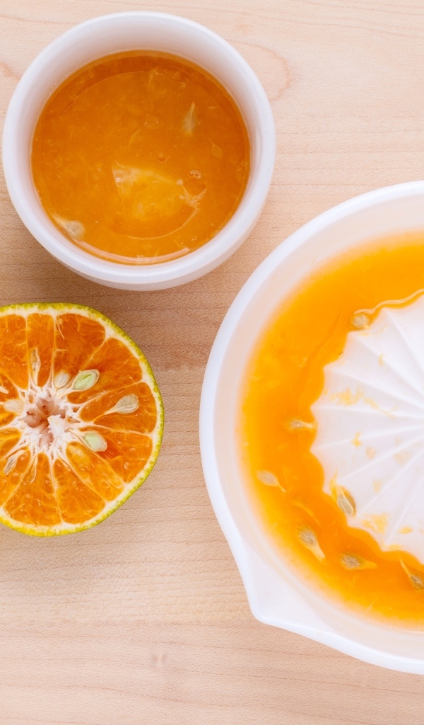 Свежий апельсиновый сок на деревянном столе