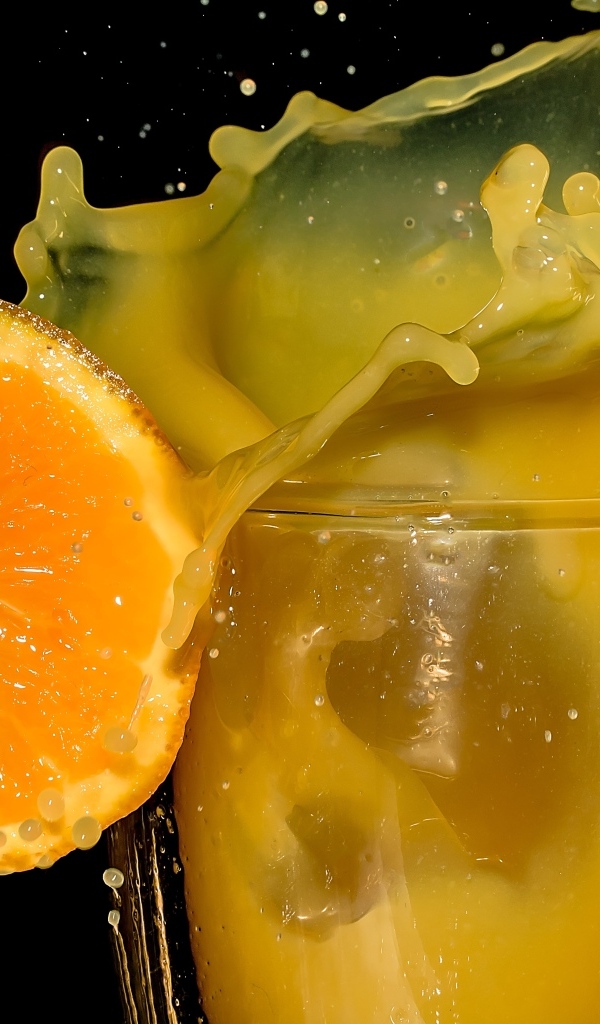 Свежий апельсиновый сок на черном фоне