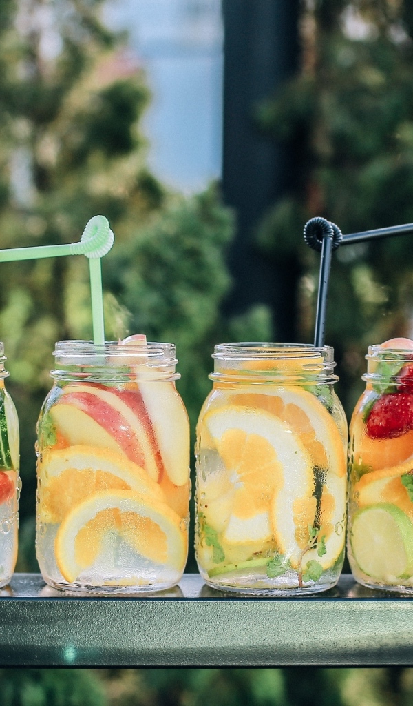Стеклянные банки с фруктовым мохито
