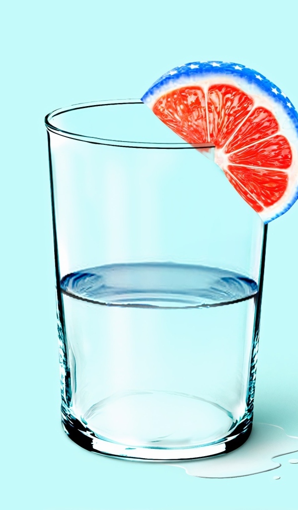 Стакан воды с кусочком апельсина на голубом фоне