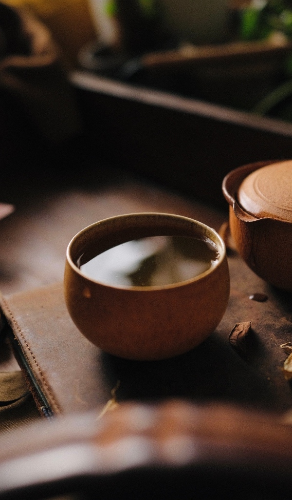 Зеленый чай в пиале на столе