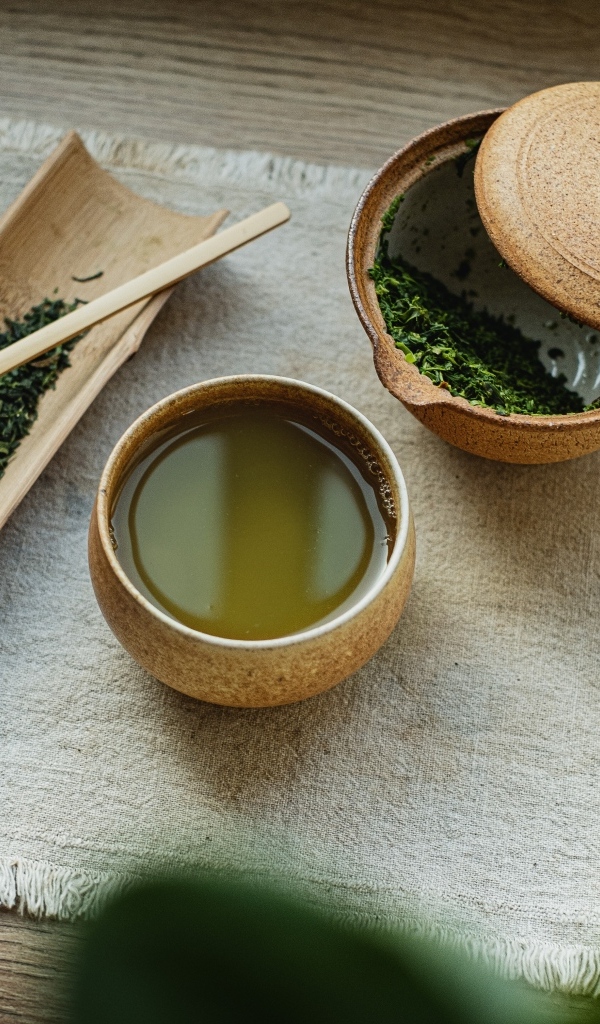 Зеленый чай на столе с заваркой