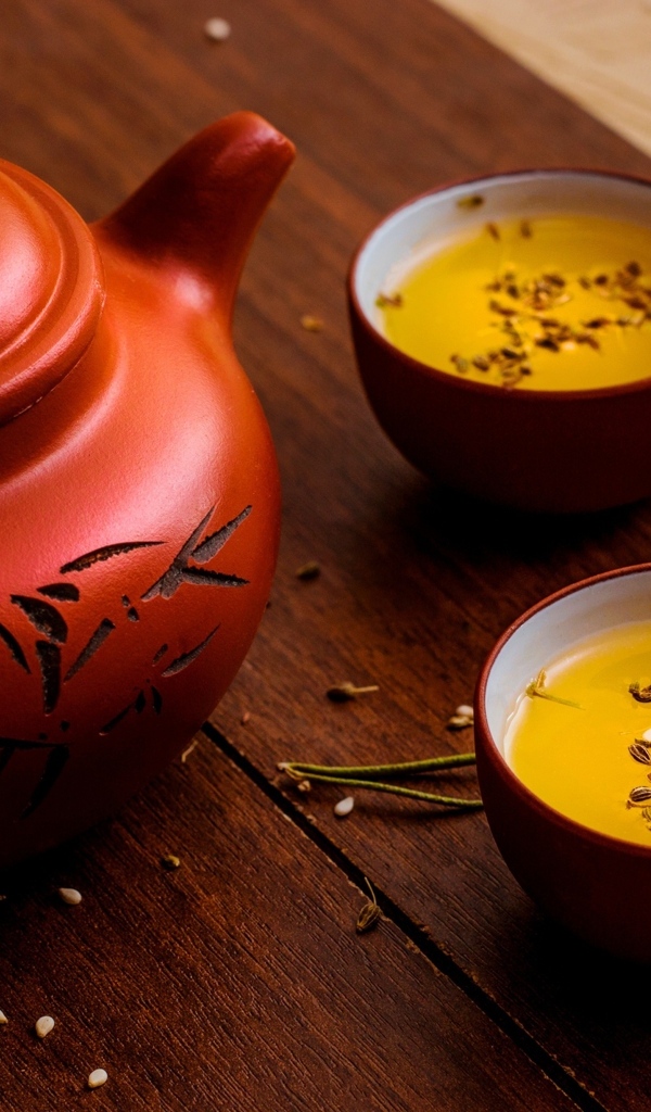 Зеленый чай с зернами на столе