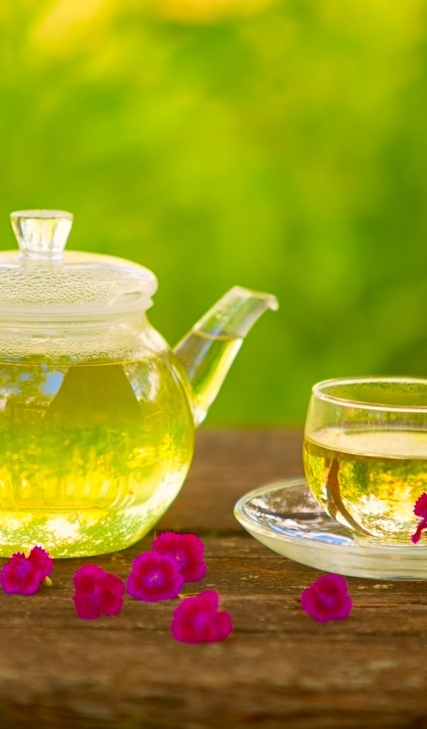 Зеленый чай с красными цветами гвоздики