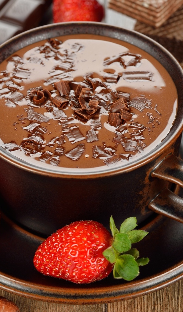 Горячий шоколад в кружке с ягодами клубники