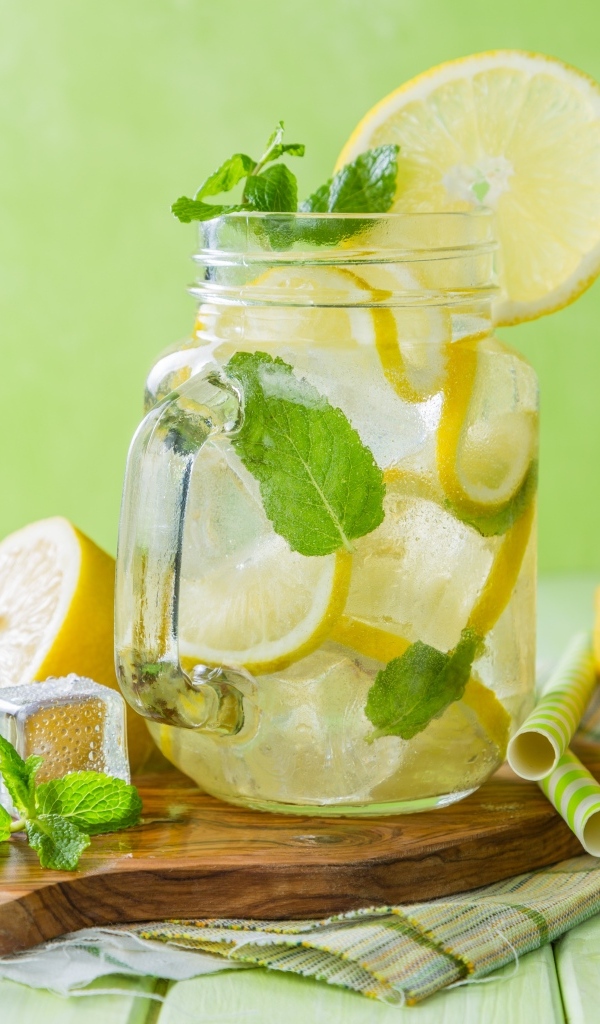 Банка с холодным лимонадом на столе