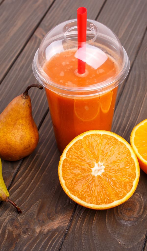 Сок на столе с грушами и апельсином