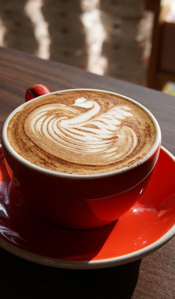 Латте с красивой пенкой в красной чашке