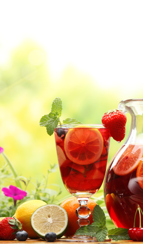 Лимонад в графине с ягодами