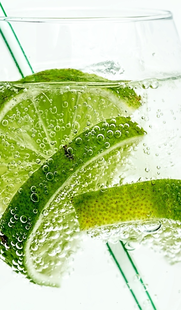 Лайм в стакане с мохито на белом фоне