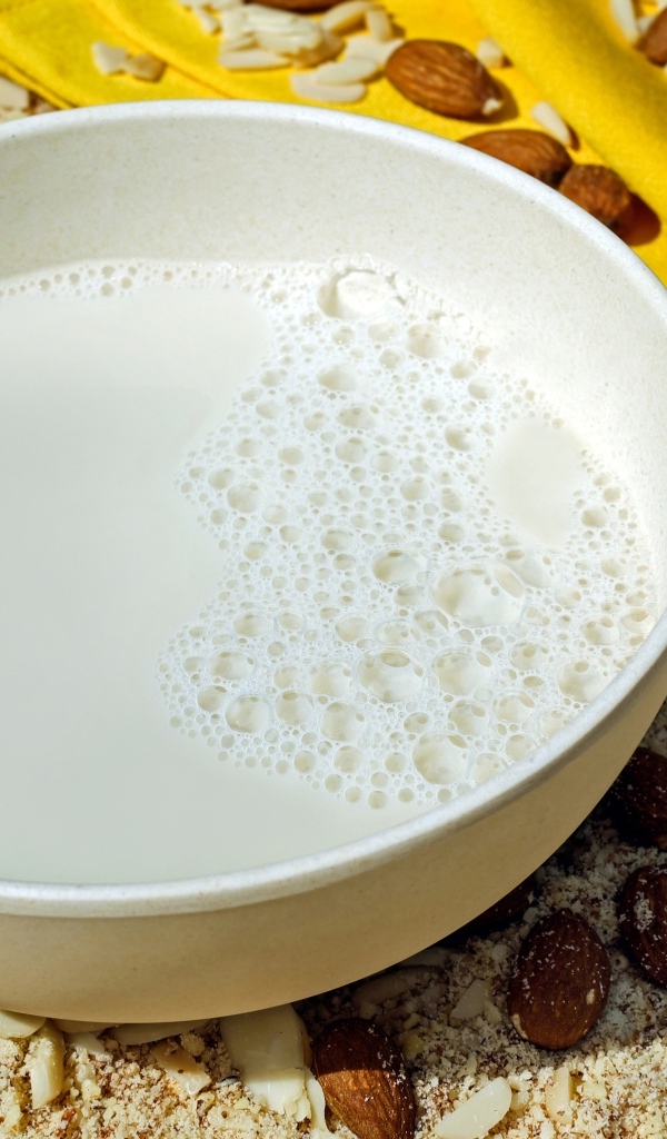 Молоко с миндальными орехами