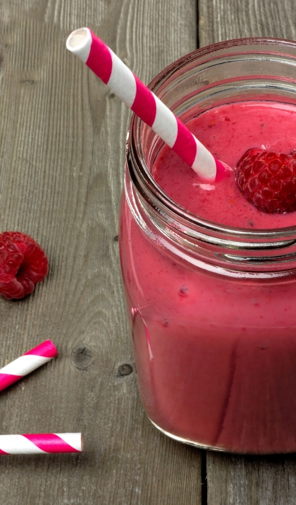 Малиновый смузи в стеклянной банке с трубочкой