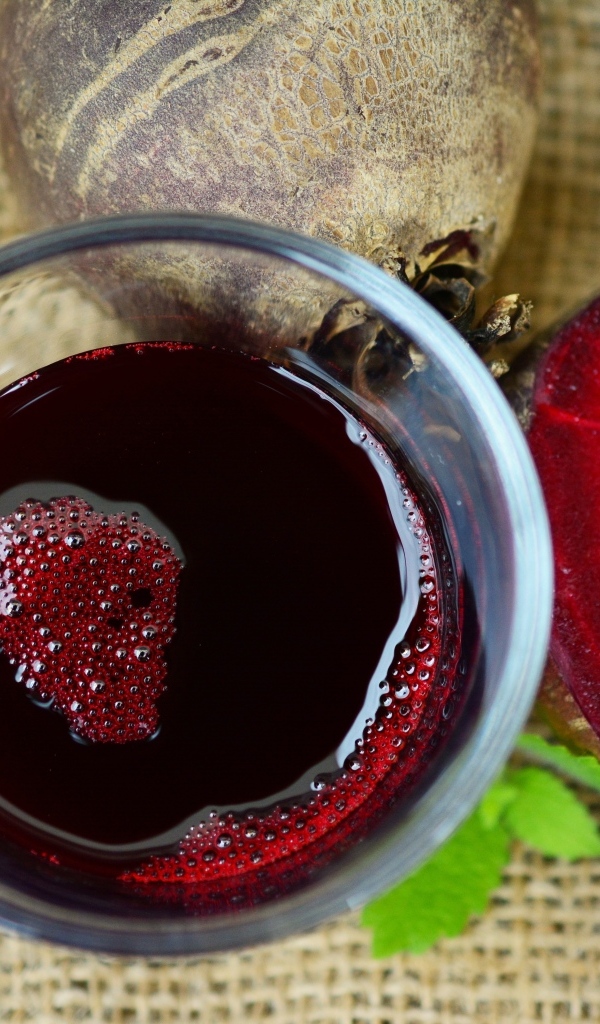 Сок из красной свеклы на столе